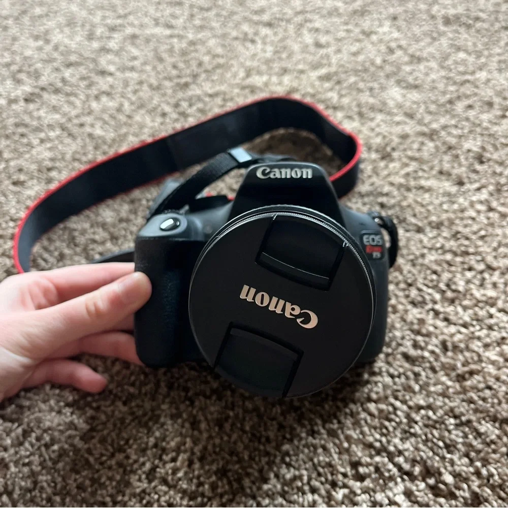 *IN NEED OF REPAIR* Canon EOS Rebel T5 Camera